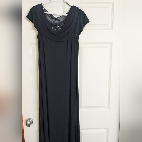 Gown for formal occassion. Shawl neck with mesh/lace bodice. - Picture 3 of 3